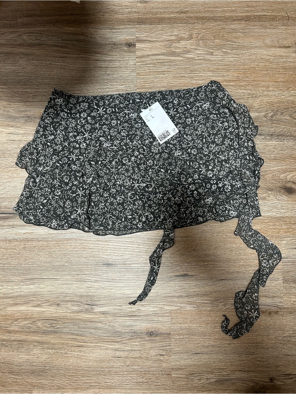 H&M Black Floral Tie-Waist Ruffle Skort